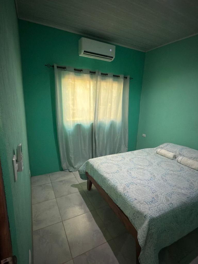 Habitación con cama matrimonial