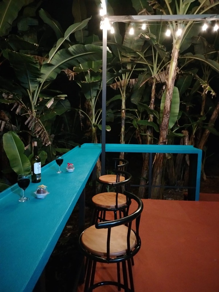 Terraza iluminada de noche